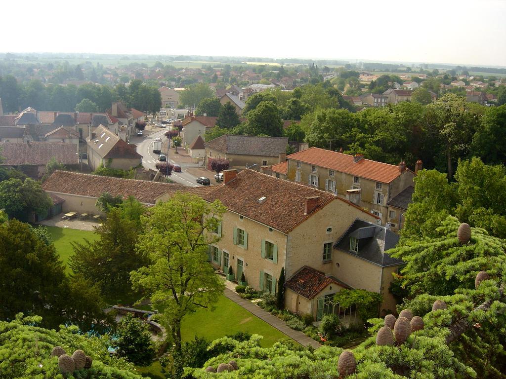 Hotel Les Orangeries Lussac-les-Chateaux Εξωτερικό φωτογραφία
